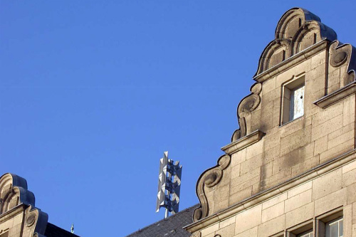 Sirene auf einem Satteldach