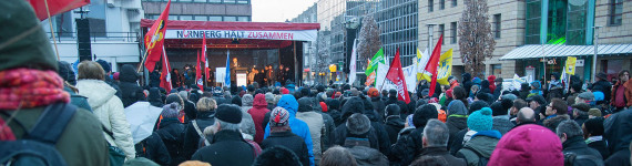 Zuschauer vor einer Bühne bei der Kundgebung Nürnberg hält zusammen