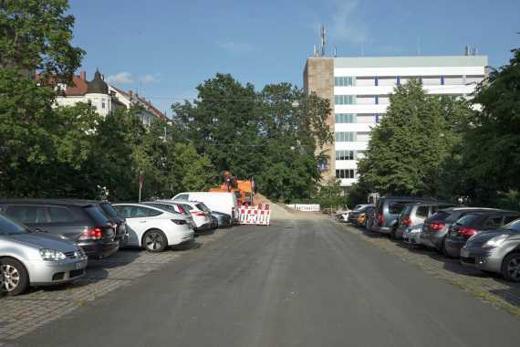 Parkende Autos am Keßlerplatz in Nürnberg.
