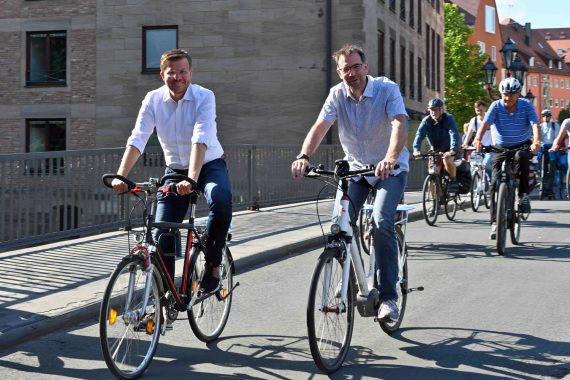 OB Marcus König und Baureferent Daniel Ulrich auf dem Rad bei einer Mobilen Bürgerversammlung.