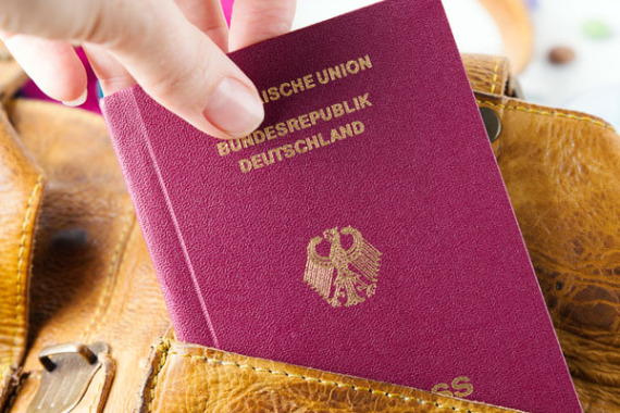 Deutscher Reisepass in einer Reisetasche.