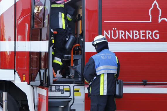 Feuerwehrleute steigen ins Fahrzeug.