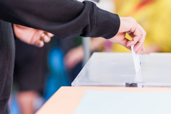 Stimmabgabe an Wahlurne im Wahllokal
