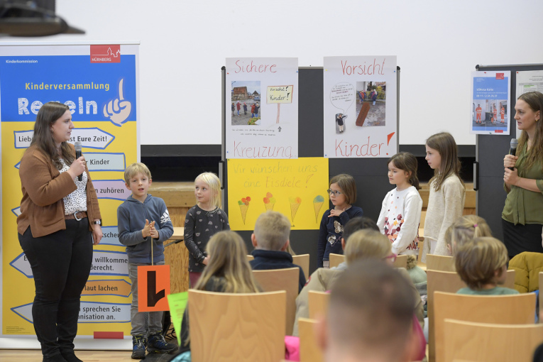Kinder sprechen bei der Kinderversammlung im Knoblauchsland
