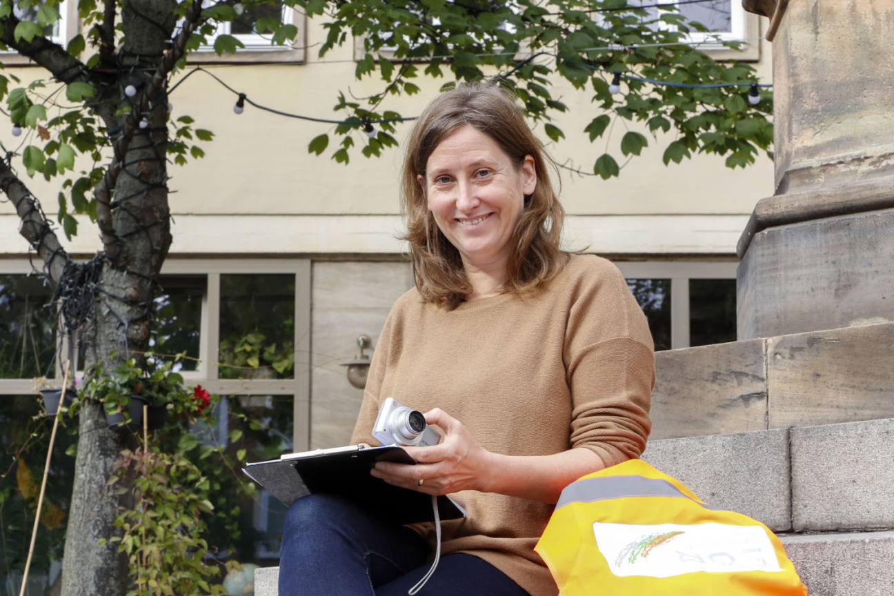 Stadtbaum-Managerin Petra Wang macht sich Notizen zu einem Baum am Theresienplatz., Bild © Giulia Iannicelli / Stadt Nürnberg