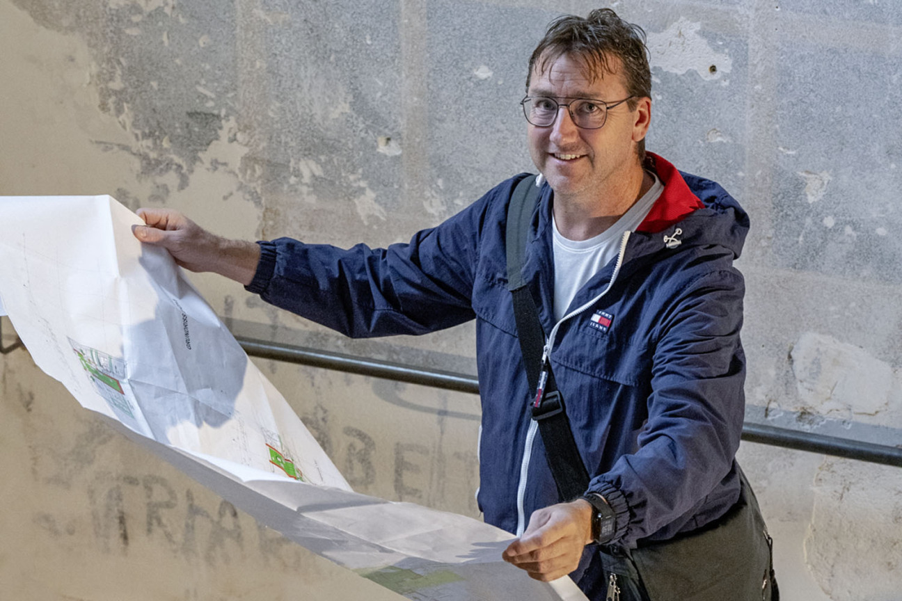 Bild © Christine Dierenbach / Stadt Nürnberg Bautechniker Stefan Härtl von der Bauordnungsbehörde der Stadt Nürnberg mit einem Bauplan bei einer Baukontrolle im Künstlerhaus., Bild © Christine Dierenbach / Stadt Nürnberg
