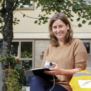 Stadtbaum Managerin Petra Wang hat eine Baumhasel in der Theresienstraße begutachtet.