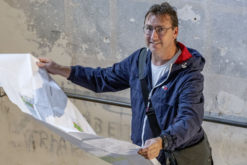 Bautechniker Stefan Haertl von der Bauordnungsbehörde der Stadt Nürnberg mit einem Bauplan bei einer Baukontrolle im Künstlerhaus. © Christine Dierenbach / Stadt Nürnberg