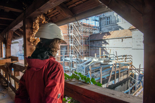 Architektin Anke Seitz auf der Baustelle im Künstlerhaus. © Christine Dierenbach / Stadt Nürnberg