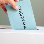 Stichwahl Symbolbild: Briefumschlag mit der Aufschrift Stichwahl und Wahlurne.