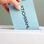 Stichwahl Symbolbild: Briefumschlag mit der Aufschrift Stichwahl und Wahlurne.