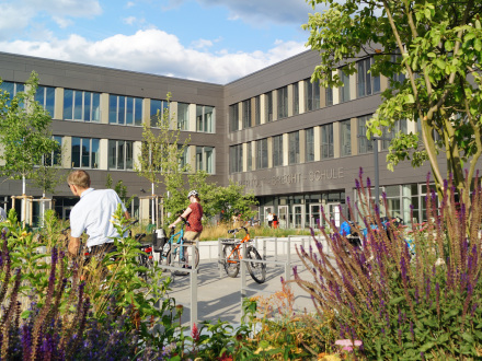 Das Bild zeigt die Bertolt-Brecht-Schule in Nürnberg von außen.