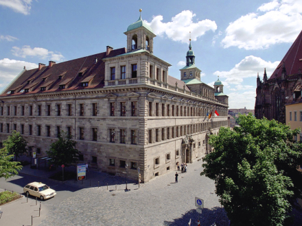 Das Bild zeigt die Nord·seite und die West·seite vom Nürnberger Rathaus.