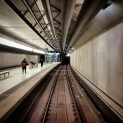 Blick aus einer fahrerlosen U-Bahn in den Bahnhof Kaulbachplatz