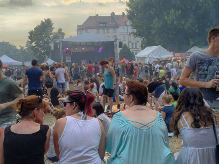 Foto von vielen Menschen beim Süd·stadt·fest im Anna·park in Nürnberg., Bild © Robert Hackner / Stadt Nürnberg