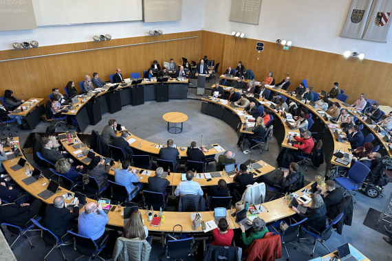Blick in das Plenum des Nürnberger Stadtrats während der Haushaltssitzung 2025 am 21.11.2024