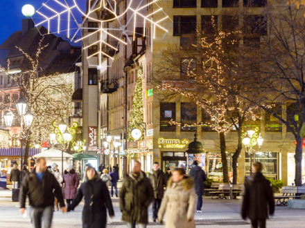 Foto von der Weihnachts·beleuchtung in der Nürnberger Alt·stadt.