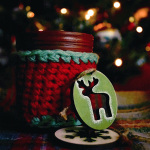 Glühweinbecher auf einem Weihnachtsmarkt.