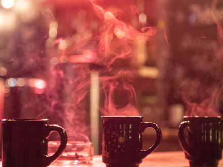 Foto von 3 Tassen mit Glüh·wein.