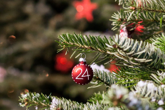 Christbaumkugel mit einer 24 darauf an einem Weihnachtsbaum.