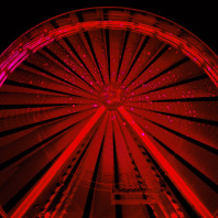 Ein rot beleuchtetes Riesenrad. Es wird im Jahr 2023 erstmalig auf dem Nürnberger Jakobsplatz aufgebaut.