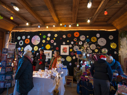 Foto von ein paar Ständen auf dem Weihnachts·markt im Kultur·laden Schloss Almoshof., Bild © Ohne Bildnachweis