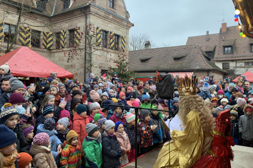 Vorlesestunde mit dem Nürnberger Christkind auf dem Weihnachtsmarkt im Kulturladen Almoshof.