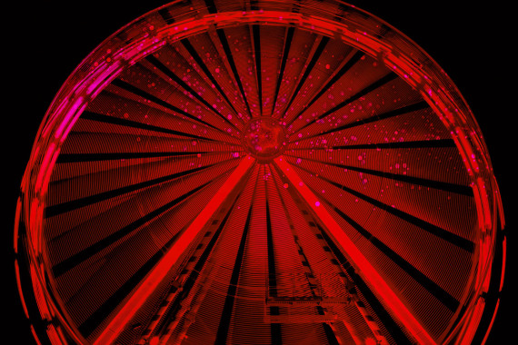 Ein rot beleuchtetes Riesenrad. Es wird 2023 erstmalig auf dem Nürnberger Jakobsplatz errichtet.