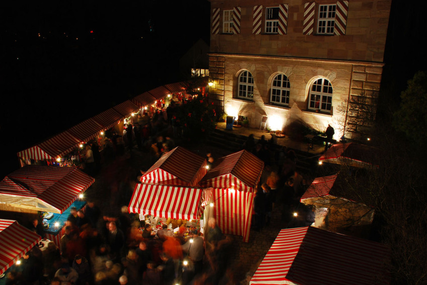 Bild © Ohne Bildnachweis Der Weihnachtsmarkt am Zelnterschloss von oben. Am ersten Adventswochenende lädt der Kulturladen Zeltnerschloss Groß und Klein zum Weihnachtsmarkt auf die Insel ein., Bild © Ohne Bildnachweis