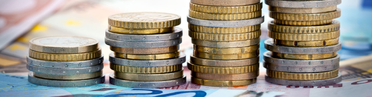 Geldscheine und Münzstapel