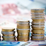 Geldscheine und Münzstapel