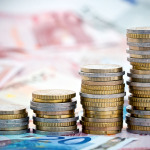 Münzstapel und Geldscheine