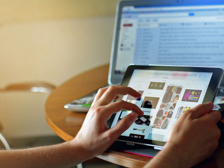 Bild © fancycrave1 / pixabay.com Foto: 2 Hände halten ein Tablet. Im Hintergrund ist ein Laptop., Bild © fancycrave1 / pixabay.com