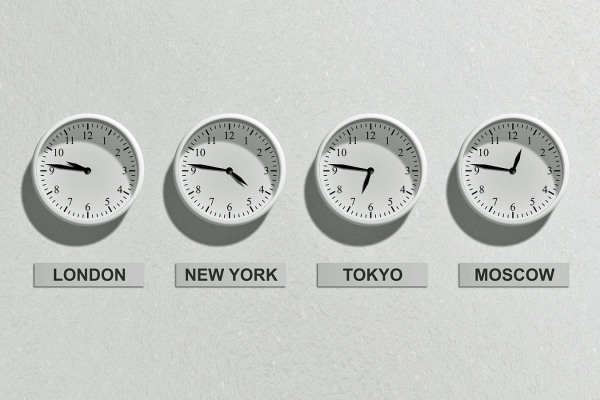 Uhren mit der Zeit in London, New York, Moskau und Tokio