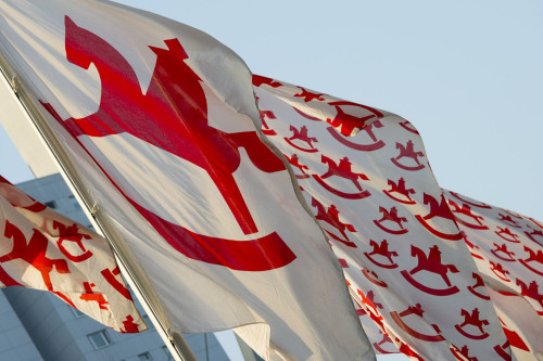 Fahnen vor dem Eingang der Spielwarenmesse