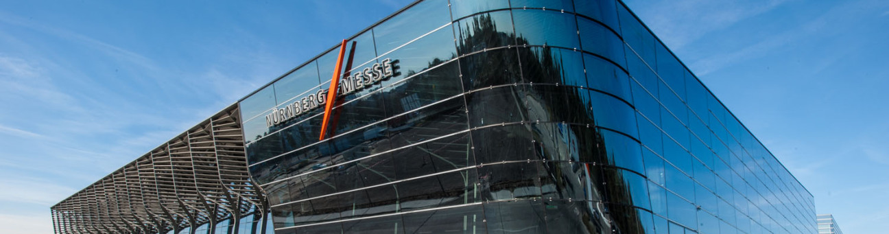 Bild © Christine Dierenbach Blick auf das Glasgebäude der Nürnberg Messe, Bild © Christine Dierenbach