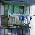 Wäscheleine auf dem Balkon einer ärmlichen Wohung