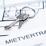 Mietvertrag und Wohnungsschlüssel.