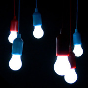 Bunte LED-Lampen in Form von Glühbirnen