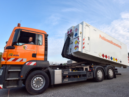 Foto: Ein Last·wagen setzt einen Container auf den Boden., Bild © Christine Dierenbach / Stadt Nürnberg
