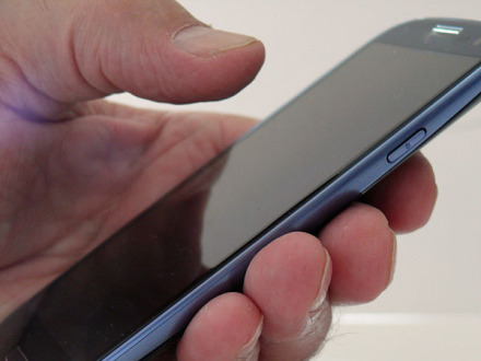 Foto von einem Handy in einer Hand. © Lupo / pixelio.de