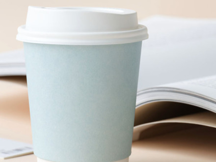 Foto von einem Einweg·becher.