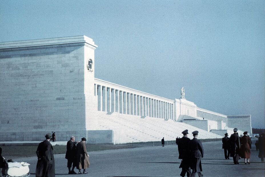Bild © Stadtarchiv Nürnberg Spaziergänger vor der Zeppelintribüne, Bild © Stadtarchiv Nürnberg