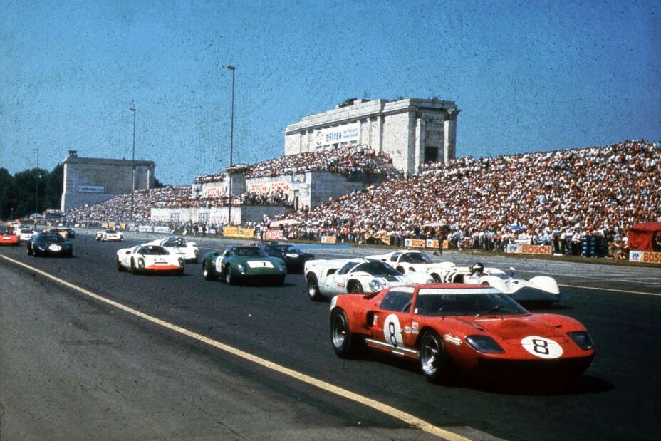 Bild © Stadtarchiv Nürnberg Blick auf die Rennstrecke im Start- u. Zielbreich, im Hintergrund die Steintribüne, Bild © Stadtarchiv Nürnberg