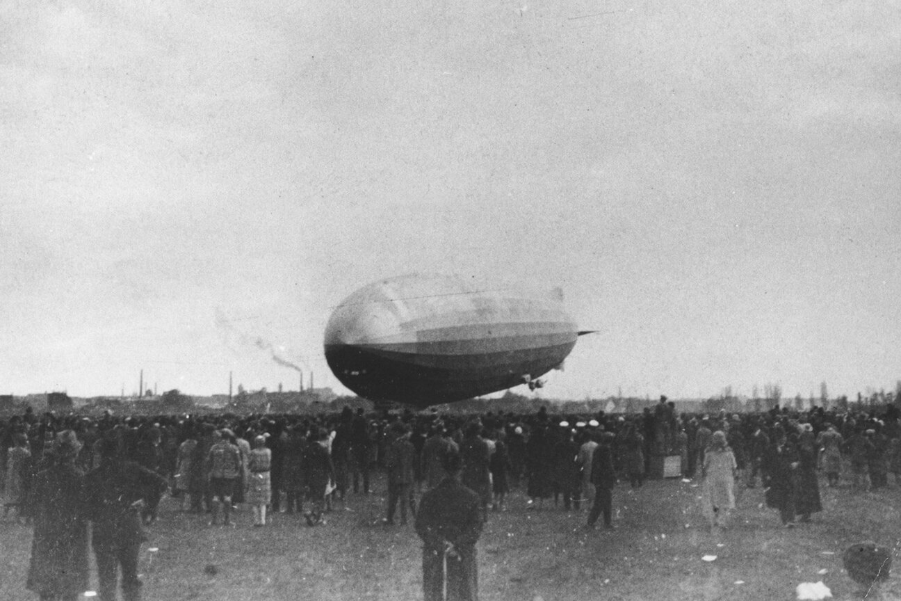 Graf Zeppelin landet mit seinem gleichnamigen Luftschiff auf der freien Wiese am Großen Dutzendteich, Bild © Bild: Stadtarchiv Nürnberg