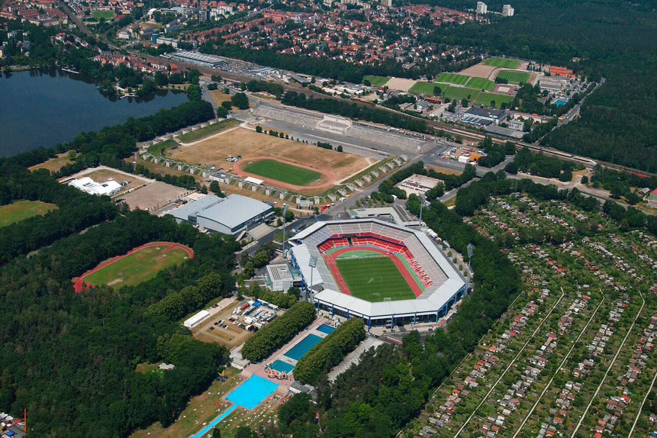 Luftaufnahme Stadion und Zeppelintribüne, Bild © Bild: Bischof & Broel