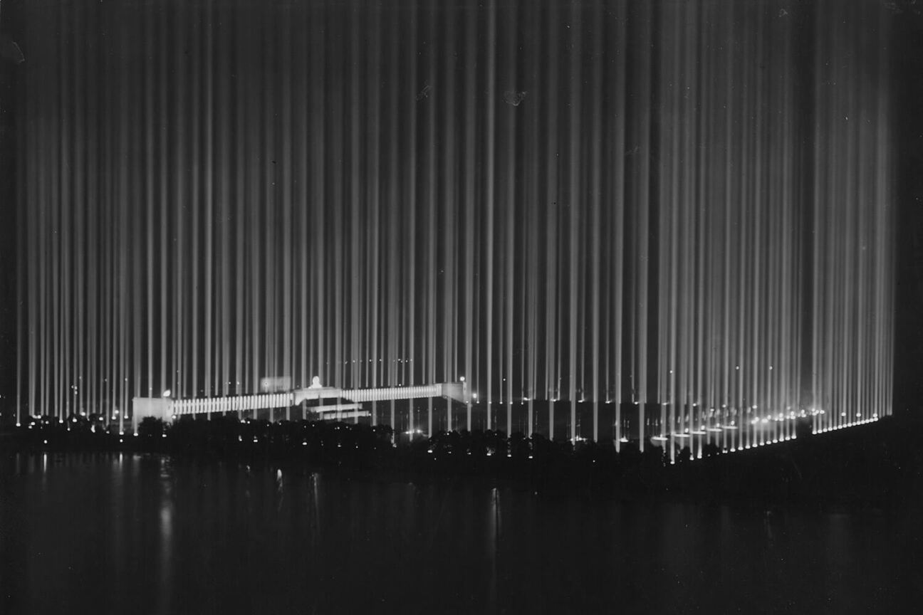 "Lichtdom" auf dem Zeppelinfeld, Bild © Bild: Stadtarchiv Nürnberg