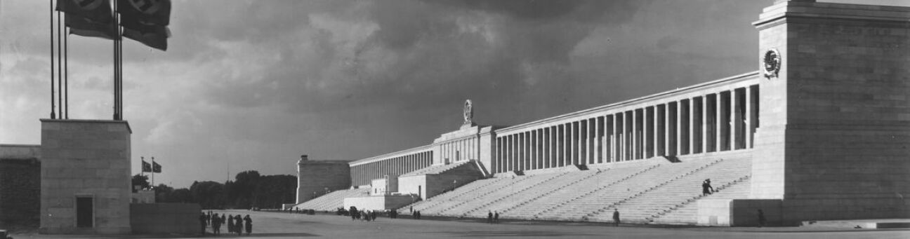 Bild © Bild: Stadtarchiv Nürnberg Zeppelintribüne um 1938, Bild © Bild: Stadtarchiv Nürnberg