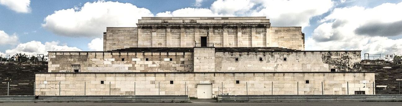 Frontalansicht der Zeppelintribüne, Bild © Jasmin Staudacher / Stadtarchiv Nürnberg