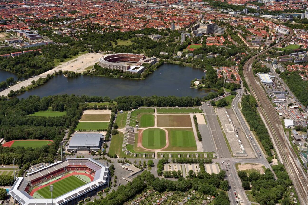 Luftaufnahme Im Vordergrund Franken Stadion sowie Zeppelinfeld und Zeppelintribüne im Hintergrund Dutzendteich und Kongresshalle, Bild © Nuernberg Luftbild, Hajo Dietz